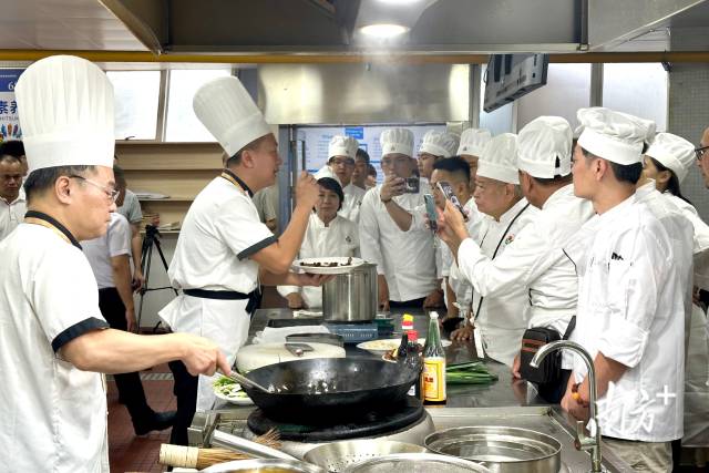 12个国家的海外餐饮侨胞回乡学习潮菜。杨立轩 摄 12个国家的海外餐饮侨胞回乡学习潮菜。杨立轩 摄