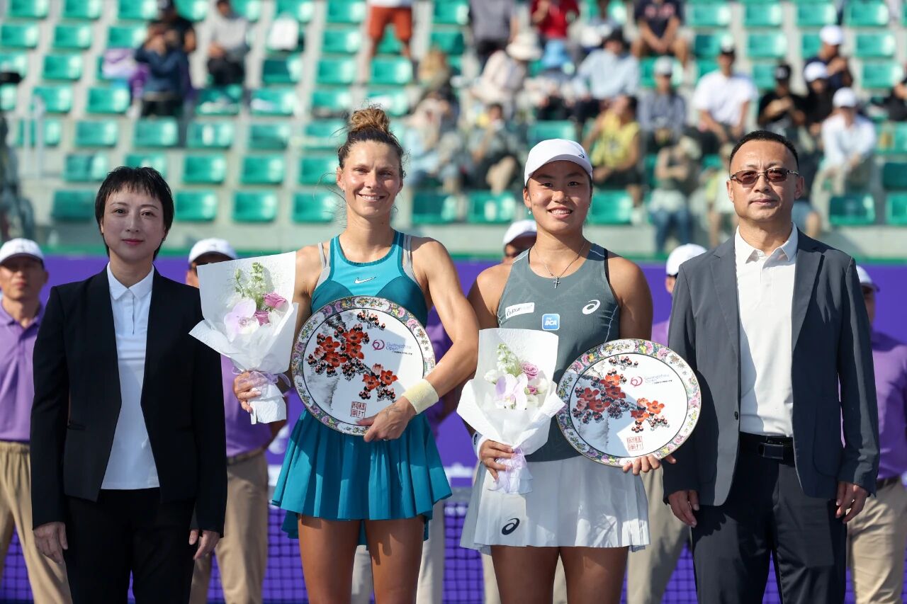 李、曾丽梅/皮特尔分别夺得单打和双打冠军！广