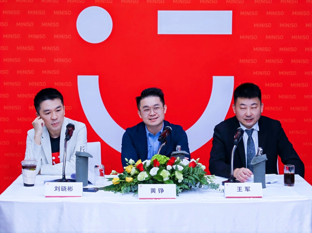 名创优品集团副总裁兼首席营销官刘晓彬(左)、名创优品集团副总裁兼海外事业一部总经理黄铮(中)、名创优品泰国国家总经理王军(右)在开业活动结束后接受媒体采访