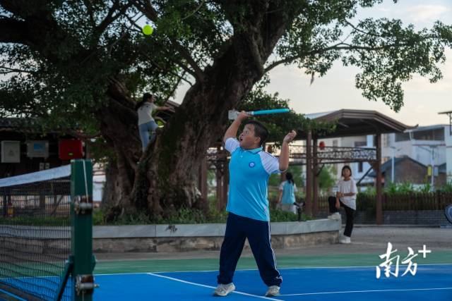 匹克球凭借其老少皆宜、上手容易、成本亲民、时尚动感等特点，成为许多人的健身新选择。