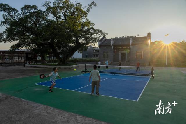 夕阳下，学生们活泼的身影，成了活力乡村的生动注脚。