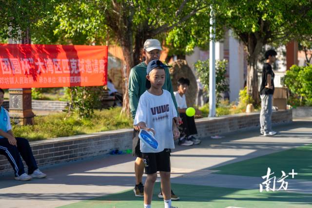 在邓坊学校，老师们正在教学生们如何打匹克球。