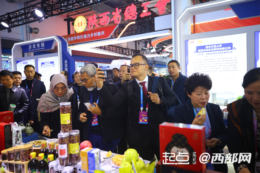 正在上传... 嘉宾们拿出手机拍照