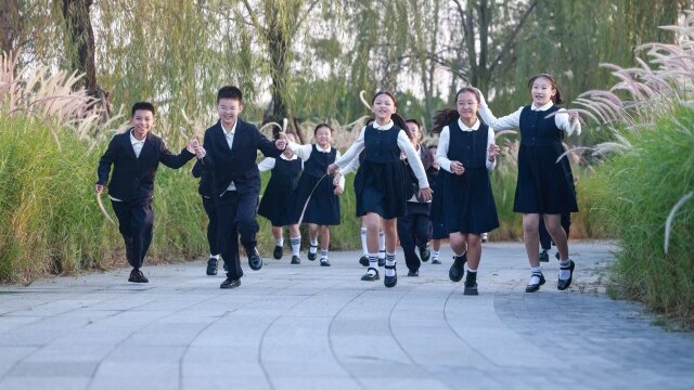 On Guangdong's most breathtaking viewing decks, children sing theme song "Magnificent Momentum"