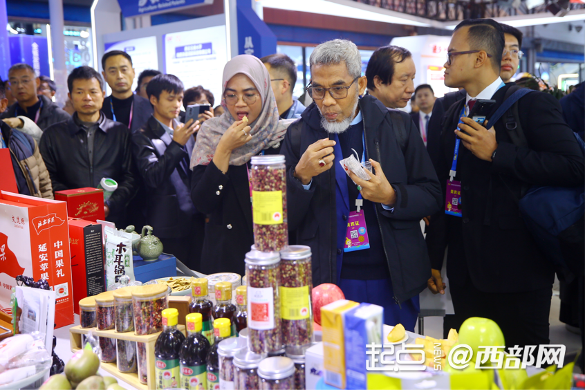 正在上传... 现场展示着琳琅满目的陕西特色产品