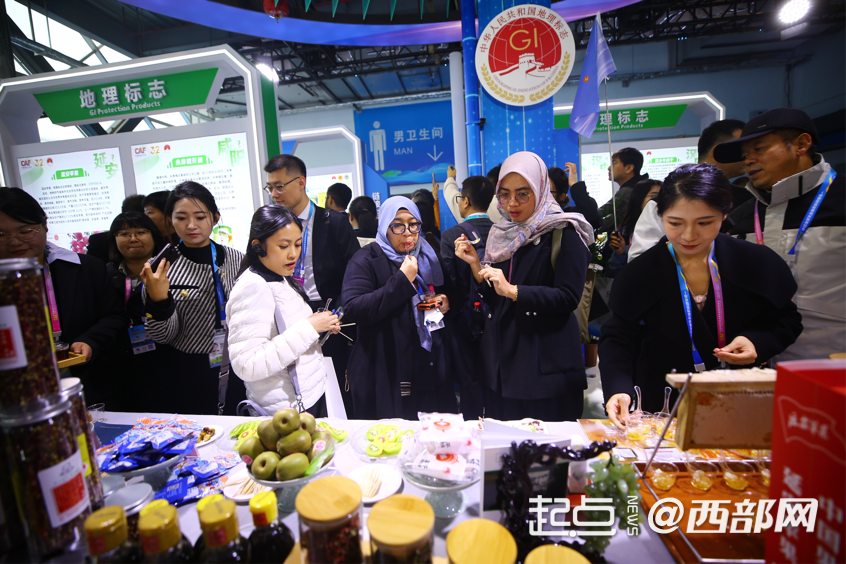 正在上传... 嘉宾们品尝现场的小吃