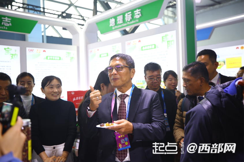 正在上传... 嘉宾品尝陕西特色产品并点赞