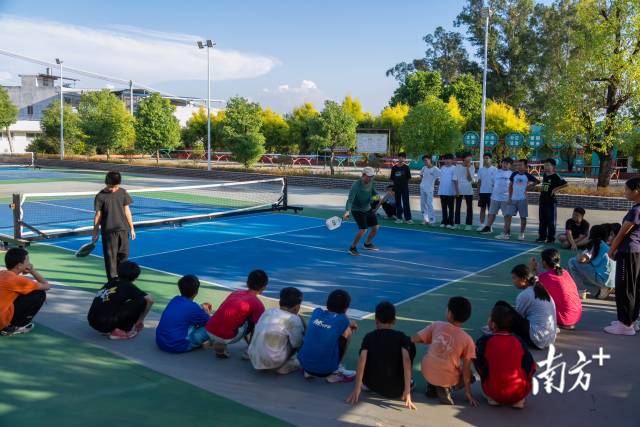 在课堂上，老师教得尽心尽力，学生们也学得有滋有味。