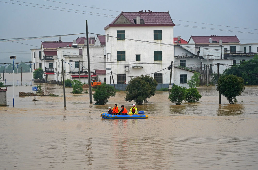 5月6日，救援人员在江西省丰城市丽村镇尚山村进行救援。新华社记者 万象 摄