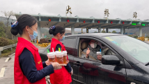 京珠北提供创新志愿服务 红糖姜茶温暖旅客回家路 京珠北提供创新志愿服务 红糖姜茶温暖旅客回家路