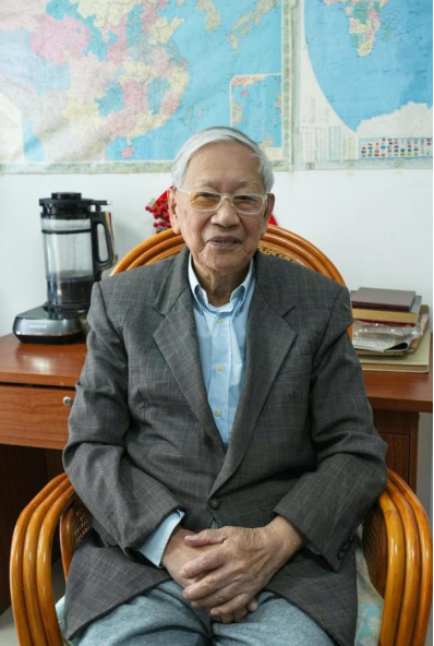 2024年杨式挺在广州家中接受南方新闻网记者采访。