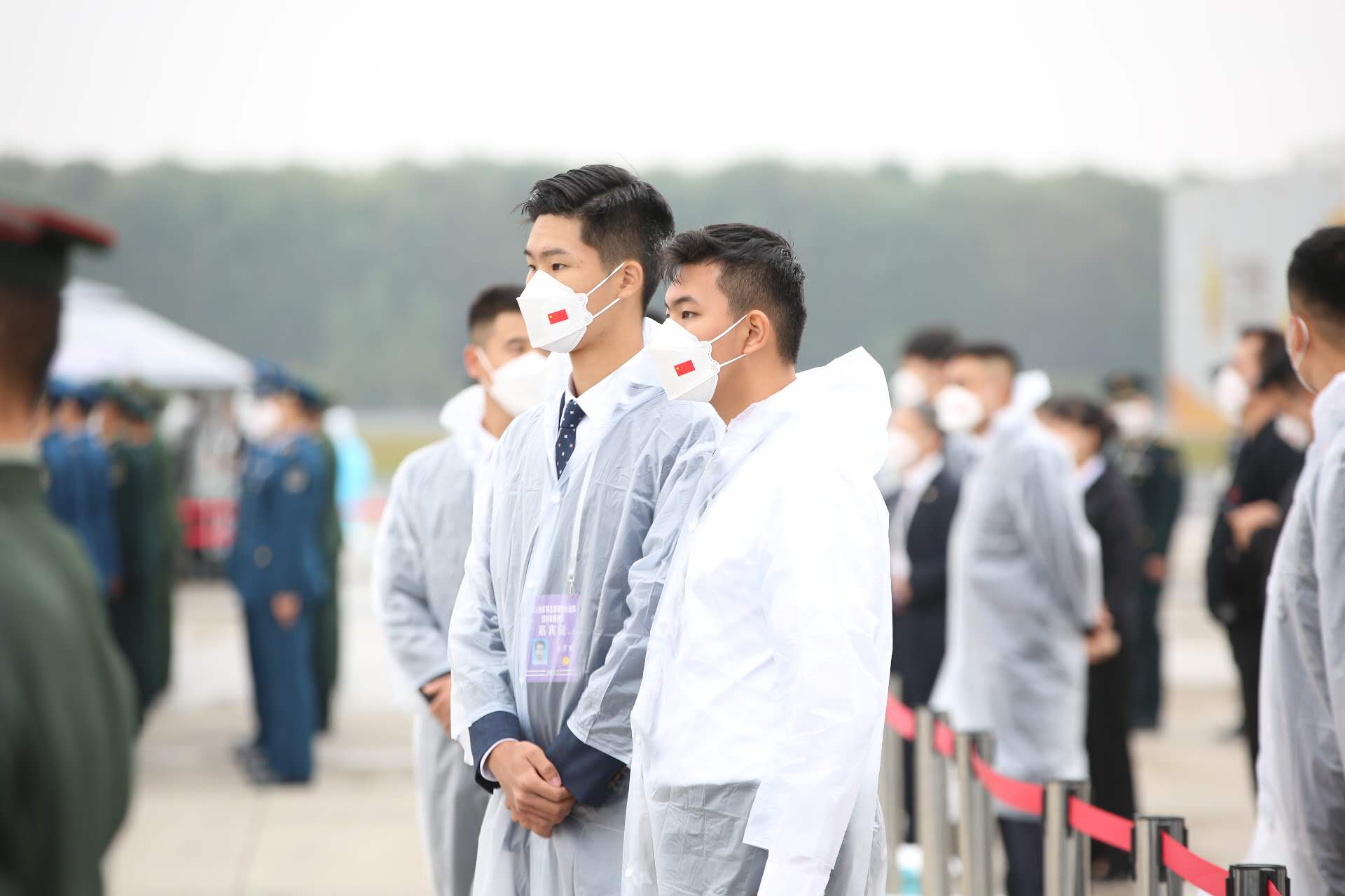 曲木之懿（右）与姜霏梵（左）在沈阳桃仙国际机场，参与志愿军烈士遗骸迎回仪式。