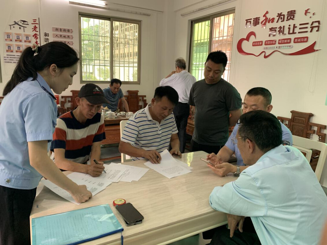 上林社区民警和调解员调解群众矛盾纠纷。