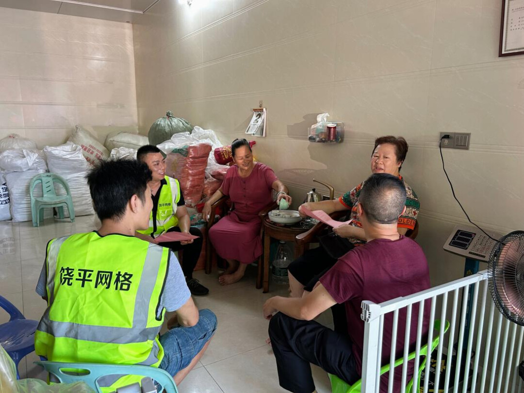 上林社区网格员入户走访。