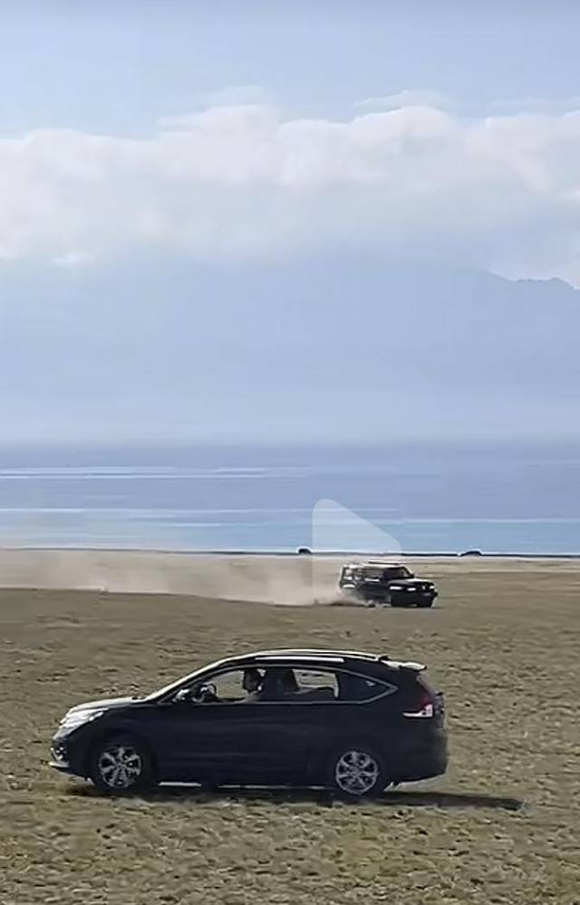 车辆碾压赛里木湖景区草地。
