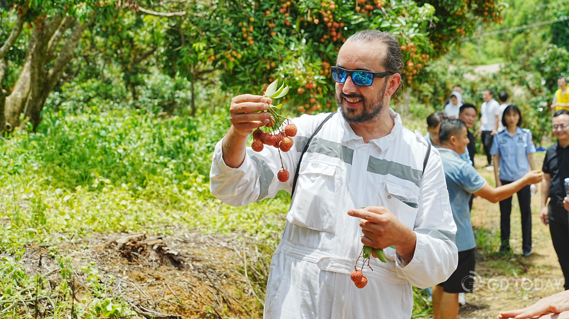 Greek crew promotes Huizhou lychees following visa-free tour of China