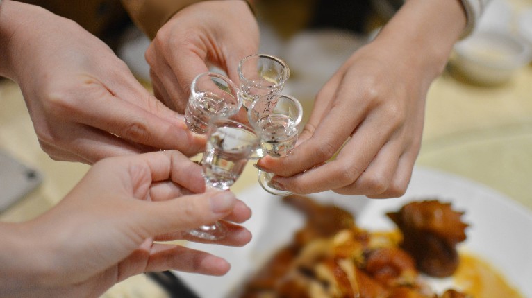 中纪委提醒：公职人员8种饭局去不得 12种饭局需警惕