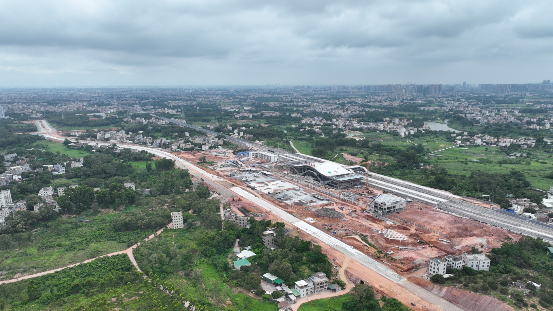 Baiyue Avenue nears completion ahead of Maoming South Station launch