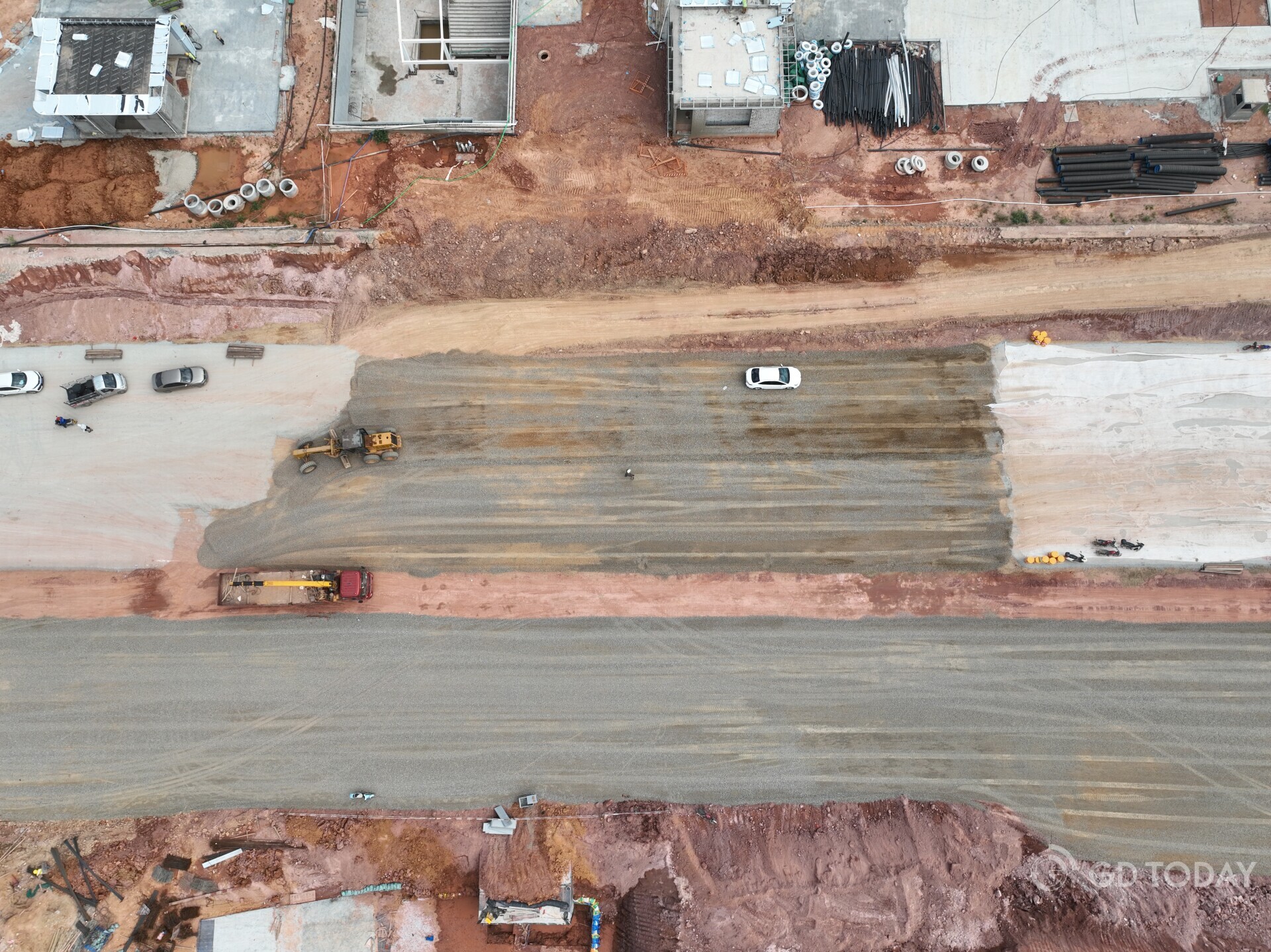 Earthwork excavation and filling for Baiyue Avenue's roadbed have been largely completed to date.