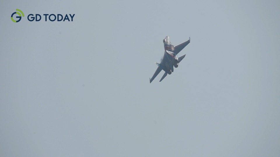 Russian Knights dazzle with flying stunts at Airshow China