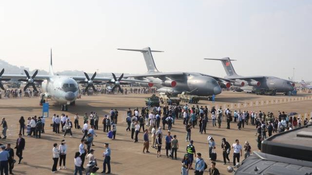 第十五届中国航展开幕，陆海空军装备实现一体化展示