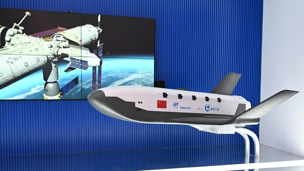 Model of reusable Haoloong space cargo shuttle to debut at Airshow China