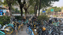 广州共享单车堆积现象未绝，共享电单车也来“添堵”了……