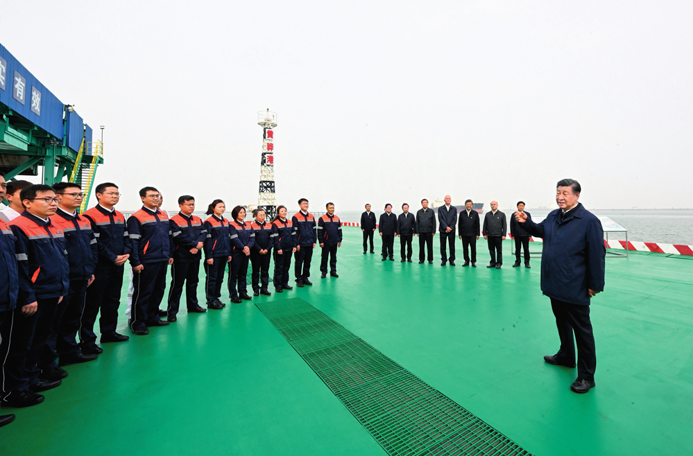 5月11日至12日，中共中央总书记、国家主席、中央军委主席习近平在河北考察，并主持召开深入推进京津冀协同发展座谈会。这是11日下午，习近平在沧州市黄骅港煤炭港区码头考察时，同码头工作人员、船务人员亲切交流 李学仁摄 / 本刊