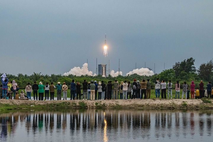 　　2024年3月20日8时31分，探月工程四期鹊桥二号中继星由长征八号遥三运载火箭在中国文昌航天发射场成功发射升空。新华社记者 蒲晓旭 摄