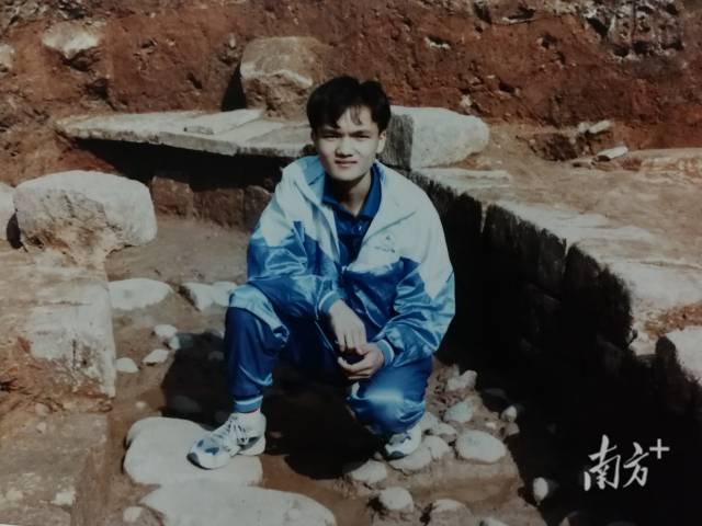 1997年，易西兵参与南越国宫署曲流石渠发掘。