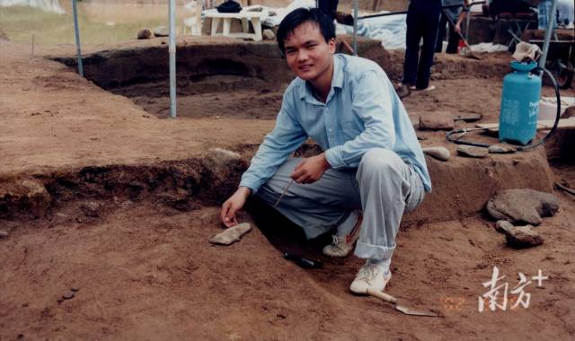 易西兵在西贡沙下遗址发掘出土石璋。