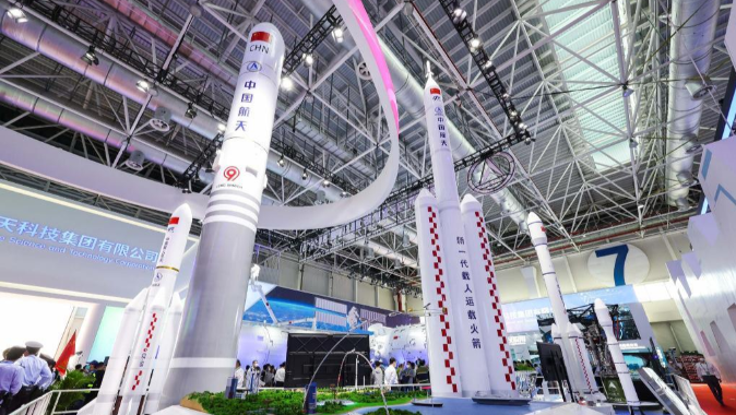 中國新一代運載火箭模型及發動機實物亮相中國航展