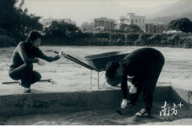 易西兵在香港西贡蚝涌遗址参与发掘。