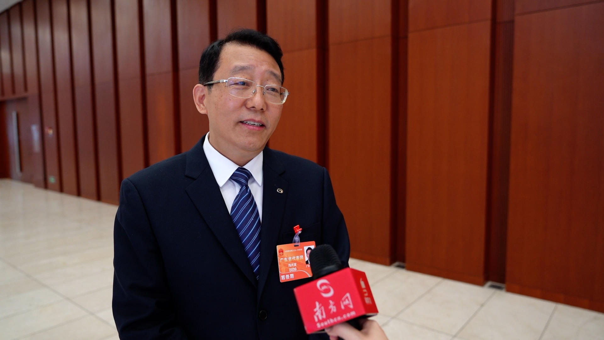 全国人大代表冯兴亚接受记者采访 摄/张琪达