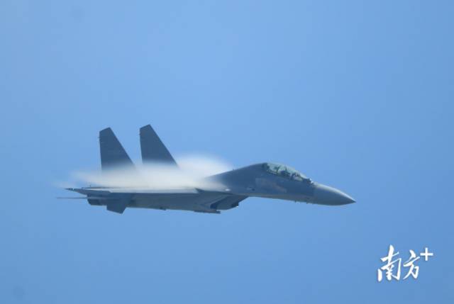 歼-16高速飞行。 南方+ 关铭荣 拍摄