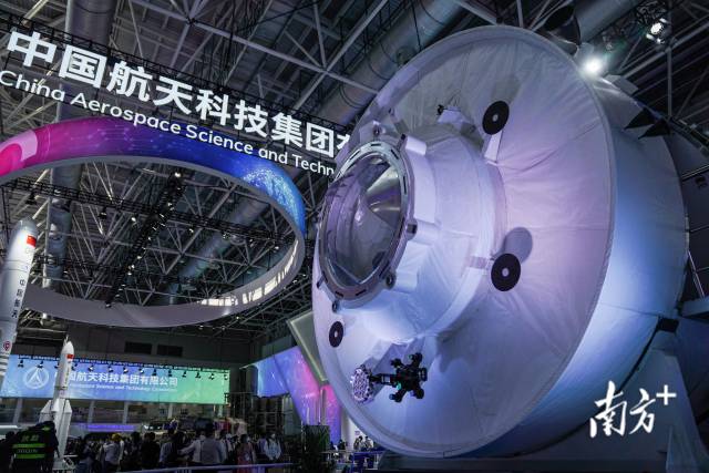 中国空间站组合体展示舱首次亮相航展馆。 中国空间站组合体展示舱首次亮相航展馆。