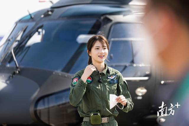 直-20女飞行员徐枫灿亮相2022珠海航展,她是我国陆军首位初放单飞的女飞行员。 直-20女飞行员徐枫灿亮相2022珠海航展,她是我国陆军首位初放单飞的女飞行员。