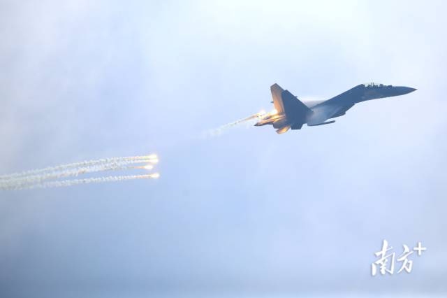 歼-16释放干扰弹。 南方+ 关铭荣 拍摄