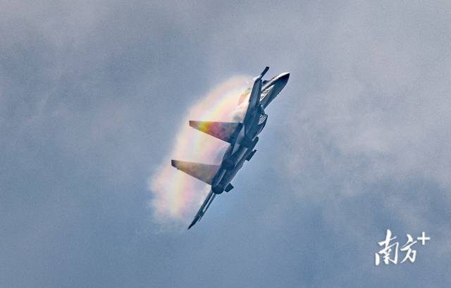 歼-16战斗机进行飞行表演,仿若驾着“七彩祥云”。 歼-16战斗机进行飞行表演,仿若驾着“七彩祥云”。