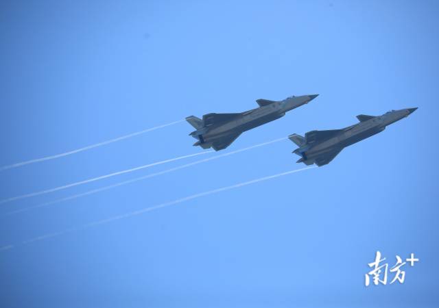 两架歼-20战机并驾齐驱。 南方+ 关铭荣 拍摄