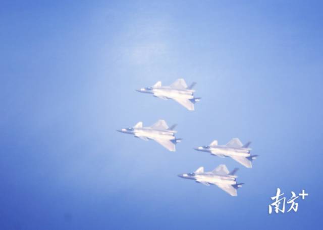 四架歼-20编队以钻石队形飞行。 南方+ 关铭荣 拍摄