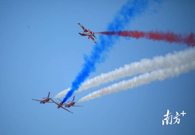 红鹰飞行表演队的飞机表演双机环绕。 南方+ 关铭荣 拍摄