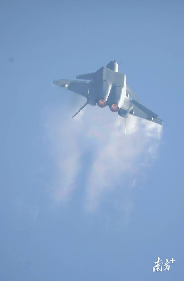 歼-20加速向上突破,背部出现水雾犹如腾云驾雾。 南方+ 关铭荣 拍摄