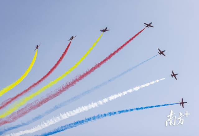 “红鹰”飞行表演队进行特技飞行表演。 “红鹰”飞行表演队进行特技飞行表演。