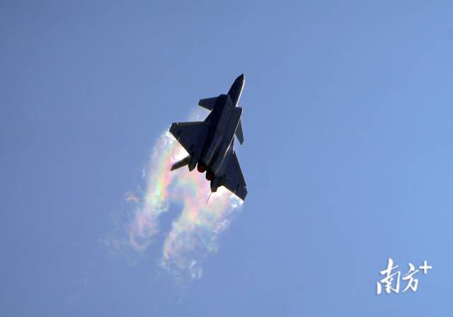 歼-20是我国现役最先进的第五代双发重型隐形战斗机。 歼-20是我国现役最先进的第五代双发重型隐形战斗机。