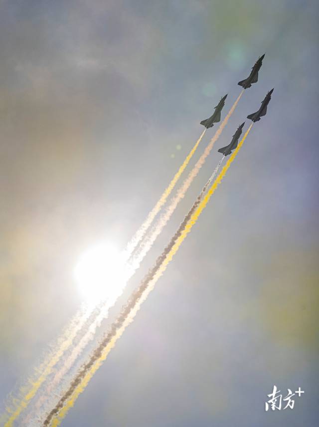 “八一”飞行表演队穿过太阳。 “八一”飞行表演队穿过太阳。