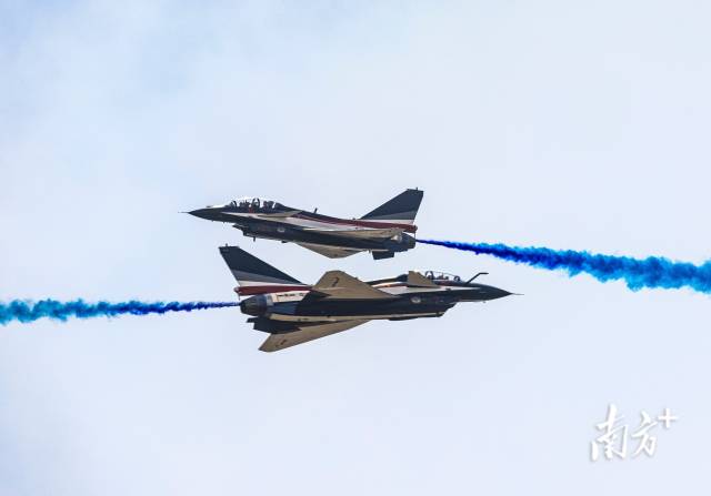 “八一”飞行表演队进行惊险表演。 “八一”飞行表演队进行惊险表演。