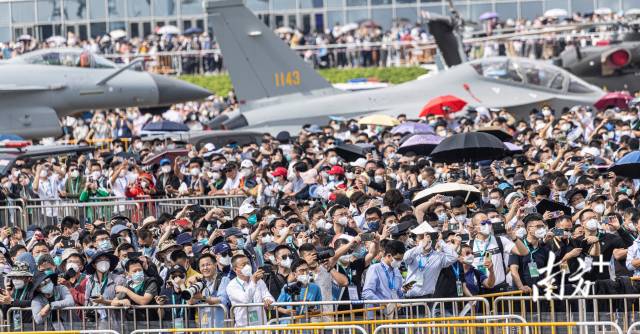 现场吸引了大批的专业观众和参展商。 现场吸引了大批的专业观众和参展商。