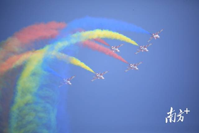 红鹰飞行表演队在空中划出一道道优美弧线。 南方+ 关铭荣 拍摄