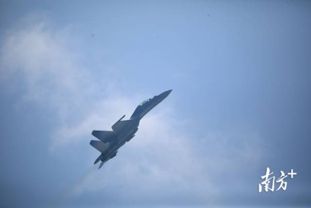 歼-16冲破云霄。 南方+ 关铭荣 拍摄